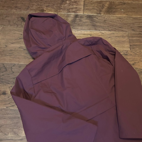 Lands' End Women's Maroon water resistant jacket - Picture 7 of 7